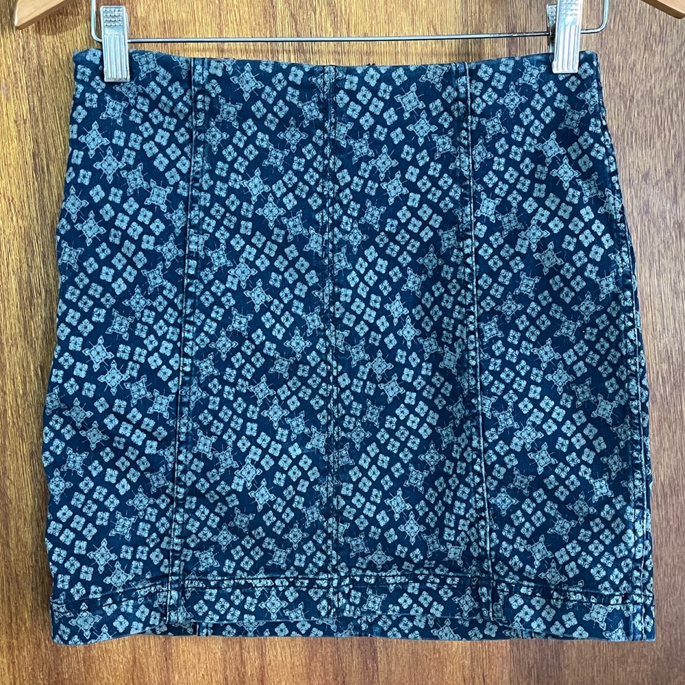 FREE PEOPLE Stretchy Mini Skirt Blue w Batik Pattern Sz 8